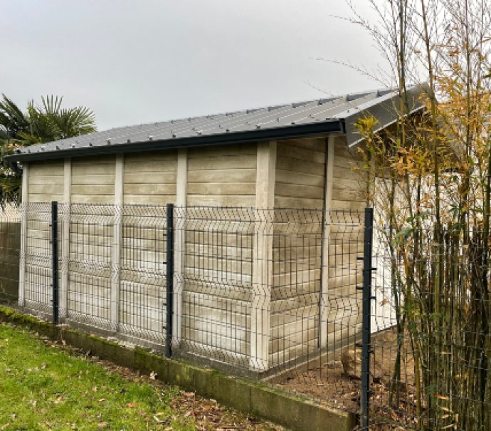 Abri de jardin en béton aspect bois 2 pentes